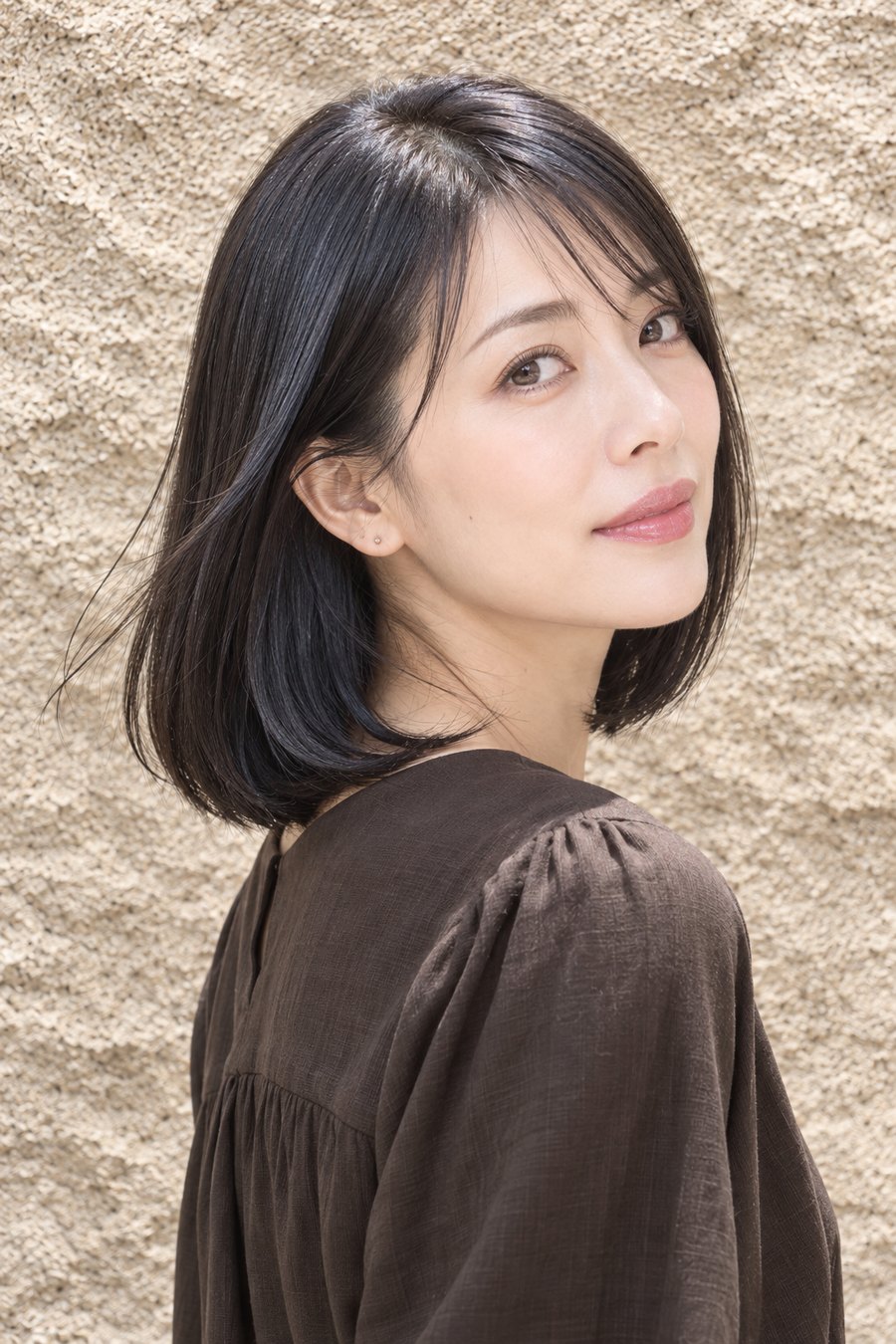 秋の広がりを整える艶ボブとブルーブラック(ヘアスタイルのイメージ)