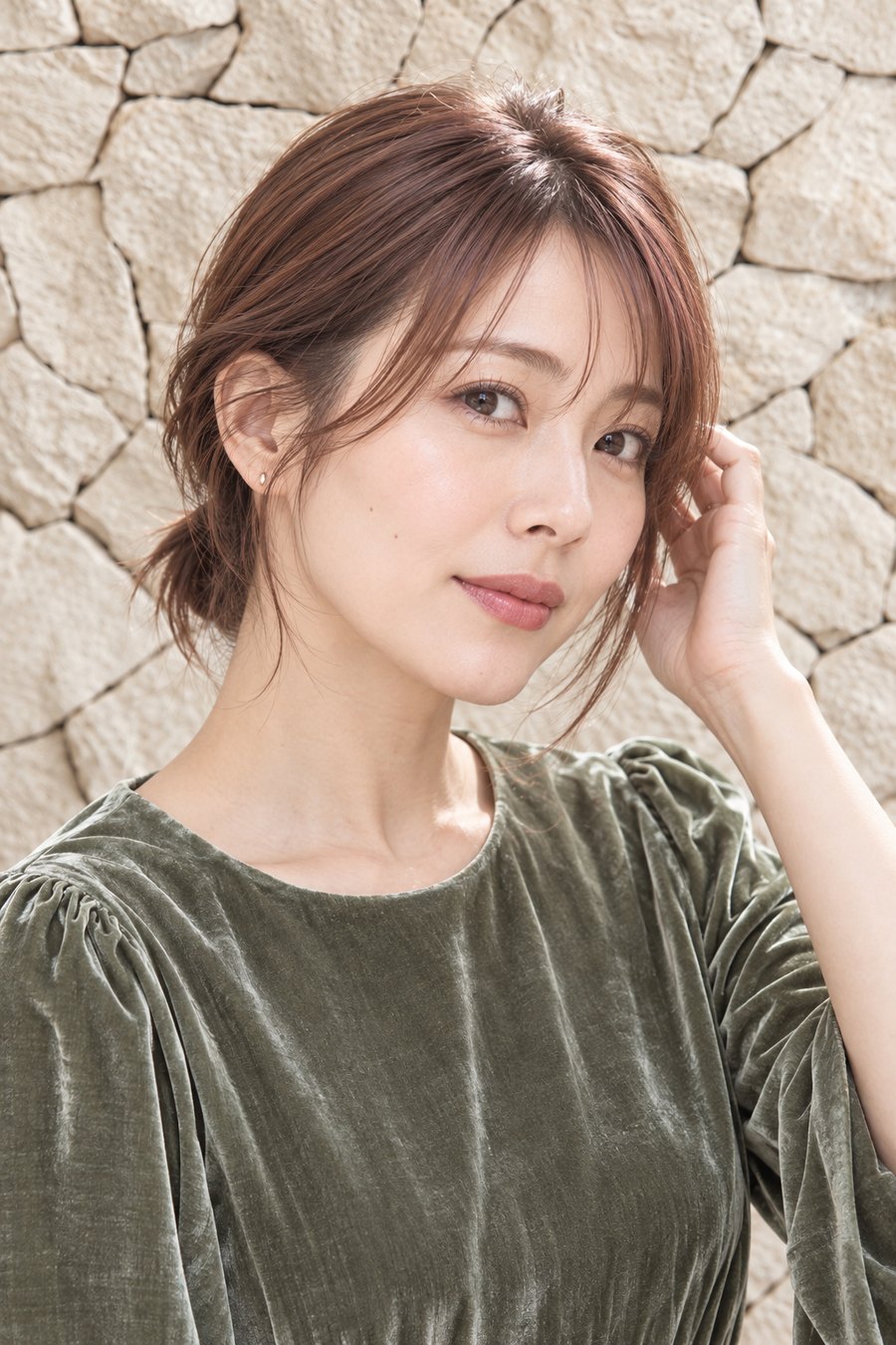 秋のお出かけに合うセージ服のやわらかボブアレンジ（ヘアスタイルのイメージ）