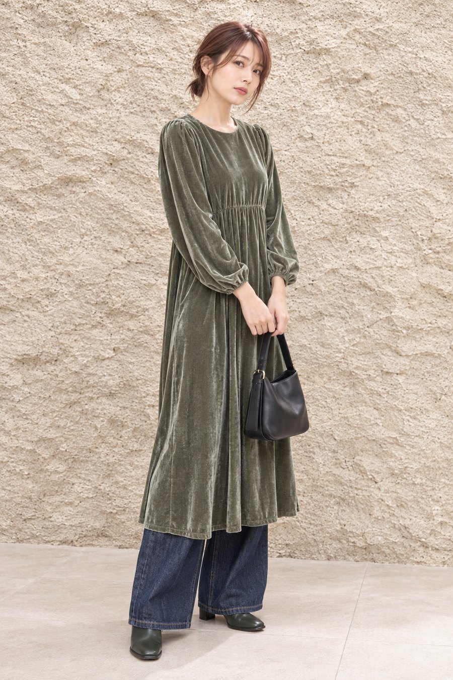秋のお出かけに合うセージ服のやわらかボブアレンジ（全身のコーディネートのイメージ）